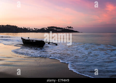 Un vieux bateau de pêche sur la plage de Palolem, Canacona, Goa, Inde Banque D'Images