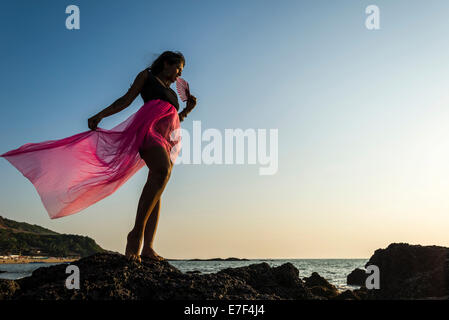 Jeune femme indienne portant une jupe rose, posant sur la plage,, Inde Banque D'Images