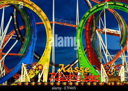 Rollercoaster à l'heure bleue, l'Oktoberfest, Munich, Bavière, Allemagne Banque D'Images