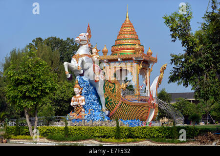 Sculpture, divinité sur un cheval blanc, Wat Chai Chumphon Chana Songkhram ou temple Wat Tai, Kanchanaburi, Thaïlande centrale, Thaïlande Banque D'Images