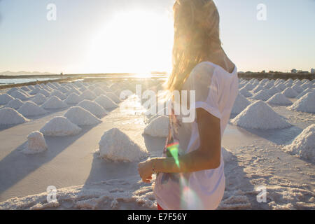 Fille femme 'sea salt marsh' 'Salt' 'Salt mounds' soleil coucher 'copie' de l'espace de plein air Banque D'Images