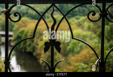 La porte en fer forgé en face de forêt d'automne, la Wupper, Bergisch Land, Rhénanie du Nord-Westphalie, Allemagne Banque D'Images