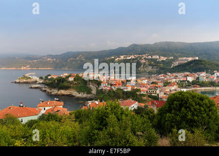 Ville portuaire de Amasra, Bartın Province, sur la côte de la mer Noire, région de la mer Noire, la Turquie Banque D'Images