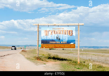 Panneau de Bienvenue sur la route, 'Bienvenue à Wyoming, pour toujours à l'Ouest', paysage plat, Wyoming, USA Banque D'Images