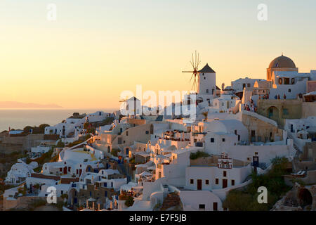 Coucher de soleil à Oia, Santorini, Cyclades, Grèce Banque D'Images