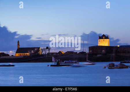 Port de Camaret-sur-Mer avec tour Vauban et la chapelle Notre-Dame de Rocamadour, département du Finistère, Bretagne, France Banque D'Images