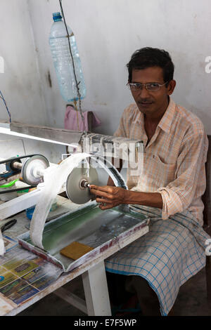 La production de bijoux de pierres semi-précieuses, les feldspaths, Nindana Eranawila, Province du Sud, région, Sri Lanka Banque D'Images