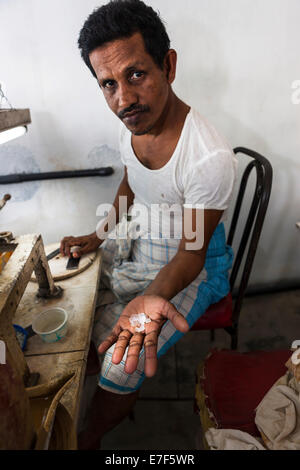 La production de bijoux de pierres semi-précieuses, les feldspaths, Nindana Eranawila, Province du Sud, région, Sri Lanka Banque D'Images