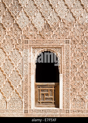 Mur décoré de reliefs dans la medersa Ben Youssef, Medina, Marrakech, Marrakech-Tensift-Al Haouz, Maroc Banque D'Images
