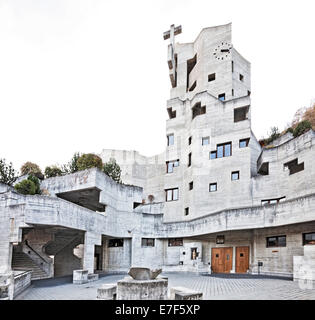 Cour de l'église de Saint Nicolas, en béton, l'architecte Walter Maria Förderer, Hérémence, Valais, Suisse Banque D'Images