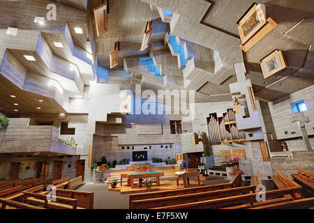 Intérieur de l'église de Saint Nicolas, en béton, l'architecte Walter Maria Förderer, Hérémence, Valais, Suisse Banque D'Images