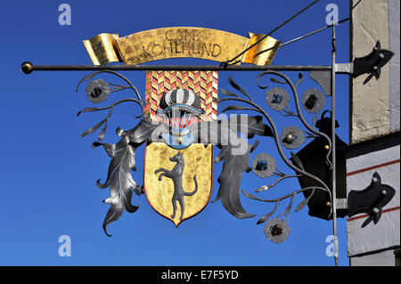 Hanging signe d'Kohlhund 'Café', depuis 1902, d'Immenstadt, Oberallgäu, Allgäu, Bavière, Allemagne Banque D'Images