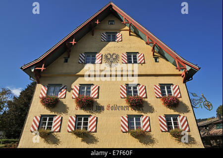 Façade en bardeaux avec windows et les boîtes à fleurs, du restaurant "Zum Adler d'Or', Weitnau, Oberallgäu, Allgäu, Bavière Banque D'Images