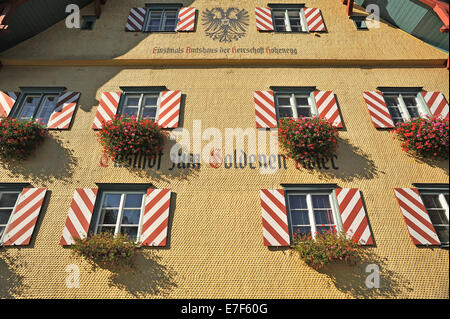 Façade en bardeaux avec windows et les boîtes à fleurs, du restaurant "Zum Adler d'Or', Weitnau, Oberallgäu, Allgäu, Bavière Banque D'Images