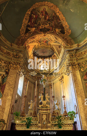 Intérieur de l'église de San Lorenzo avec un crucifix en bois du xve siècle, Vallebona, ligurie, italie Banque D'Images