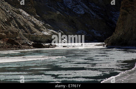 Trek Chadar sur la rivière Zanskar Ladakh Banque D'Images