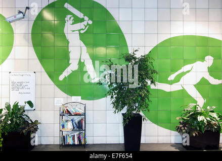 La station de métro Oval à Londres dispose de plantes en pot, échange de livres, pensée de la journée et de la musique classique Banque D'Images