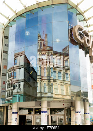 Les bâtiments victoriens de Queen Street, Cardiff reflétée dans la vitre de la Capitol shopping centre Banque D'Images