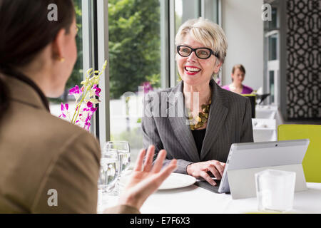 Caucasian businessman in restaurant Banque D'Images