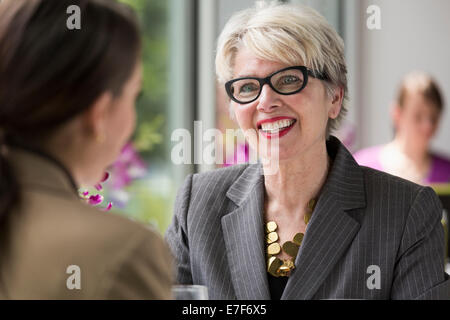 Caucasian businesswomen talking in restaurant Banque D'Images