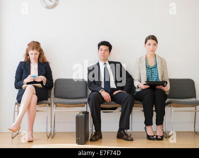 Les gens d'affaires de bureau salle d'attente Banque D'Images