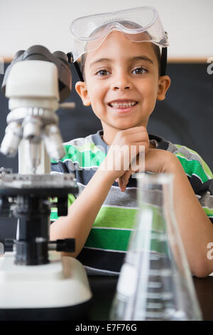 Mixed Race boy faisant des expériences en classe de sciences Banque D'Images