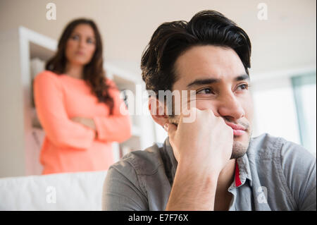 Couple arguing in living room Banque D'Images