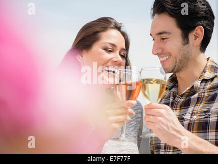 Couple toasting each other with wine Banque D'Images