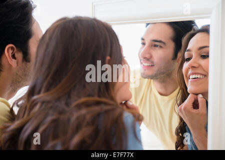 Couple admiring eux-mêmes dans le miroir Banque D'Images