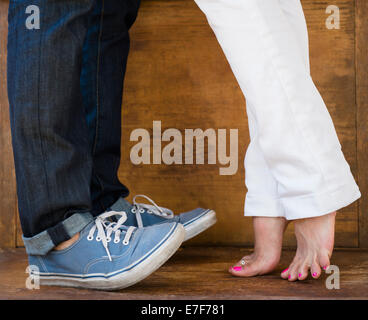 Femme debout sur la pointe des pieds pour embrasser petit ami