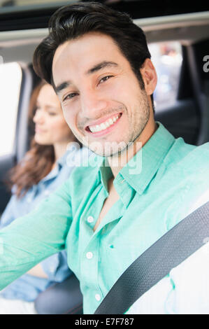 Man smiling in car Banque D'Images