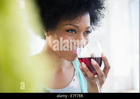 African American Woman drinking glass of wine Banque D'Images