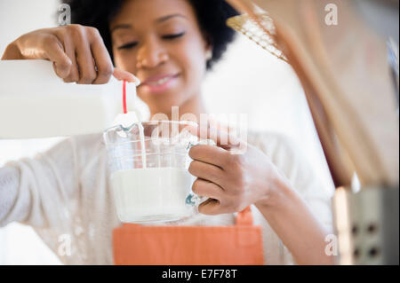 African American Woman cooking in kitchen Banque D'Images