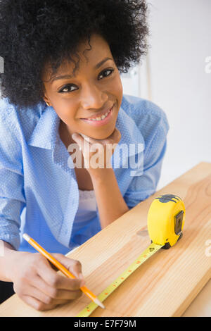African American Woman measuring wood Banque D'Images