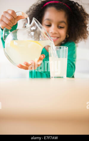 African American girl pouring verre de limonade Banque D'Images