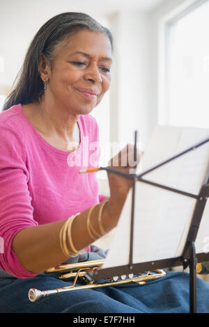 Mixed Race woman playing trumpet Banque D'Images
