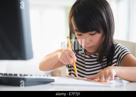 Filipino girl at computer Banque D'Images