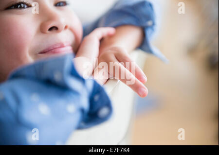 Close up of Filipino girl resting chin en mains Banque D'Images