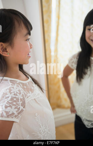 Filipino girl admiring Herself in mirror Banque D'Images