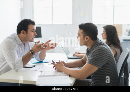 Hispanic business people working together in office Banque D'Images