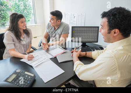 Hispanic businessman talking to clients in office Banque D'Images