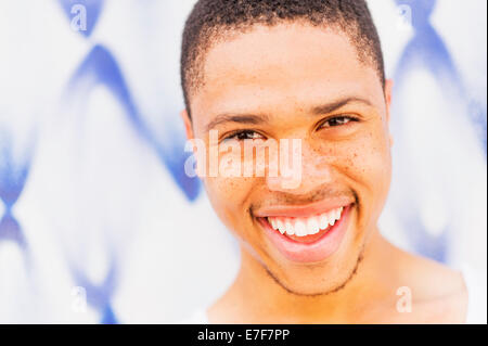 Close up of African American man smiling Banque D'Images