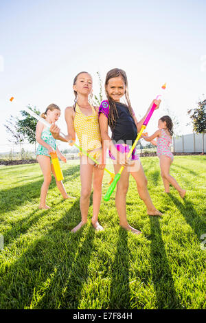 Caucasian girls playing in backyard Banque D'Images