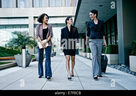 Businesswomen walking together outdoors Banque D'Images