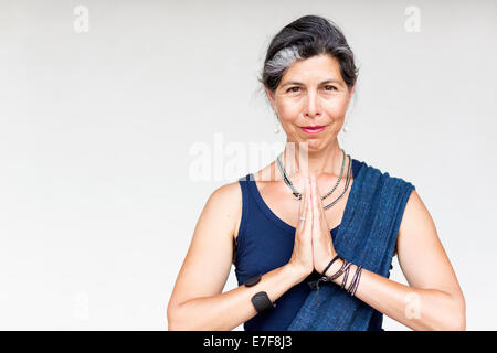 Older Hispanic woman with hands clasped Banque D'Images