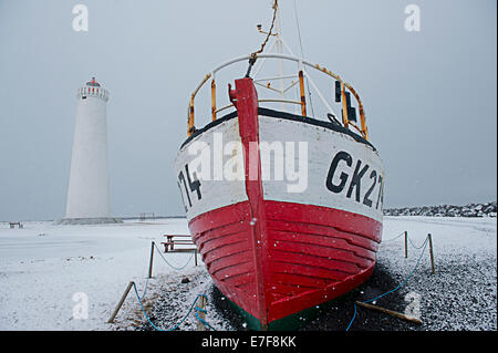 Bateau amarré près de lighthouse Banque D'Images