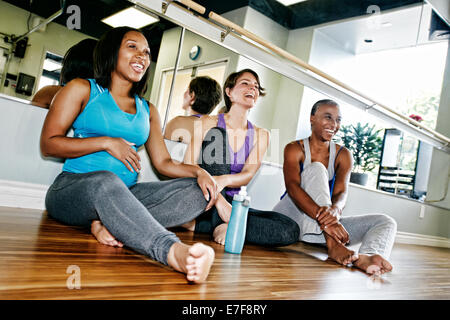 Les femmes se détendre ensemble dans un studio de yoga Banque D'Images