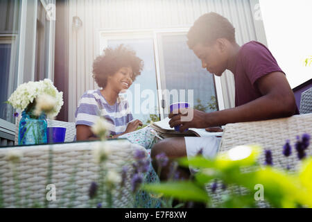 Couple having coffee together on porch Banque D'Images