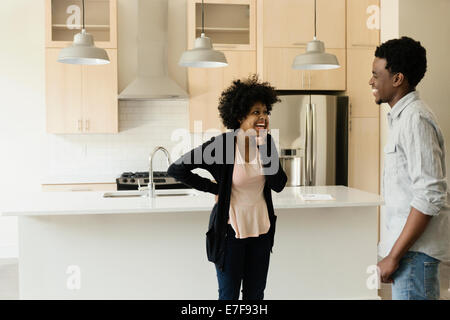 Couple talking in kitchen à new house Banque D'Images