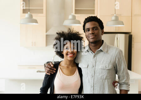 Couple hugging in kitchen à new house Banque D'Images